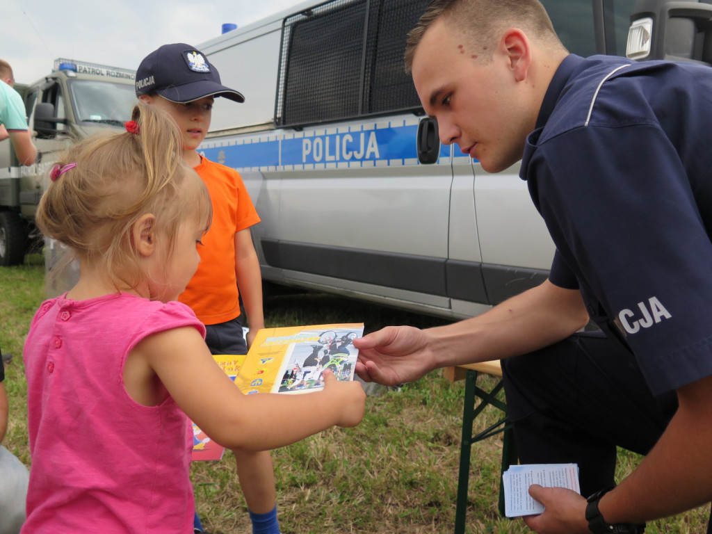 Policjanci rozmawiali o zagrożeniach z dziećmi i seniorami