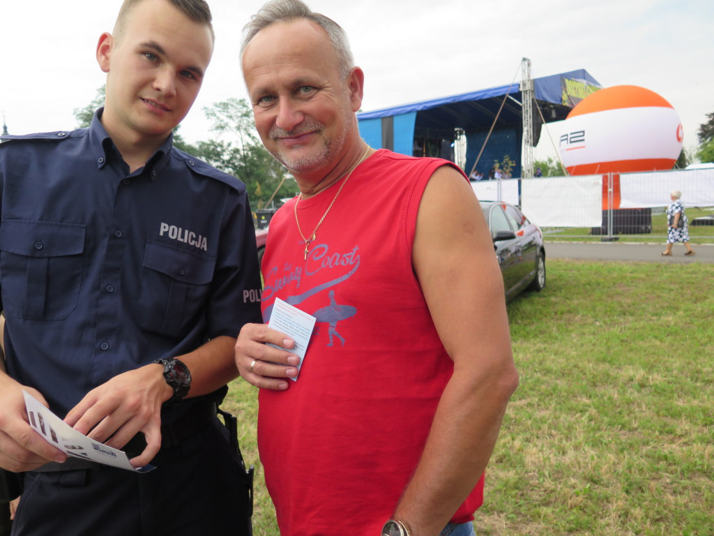 Policjanci rozmawiali o zagrożeniach z dziećmi i seniorami