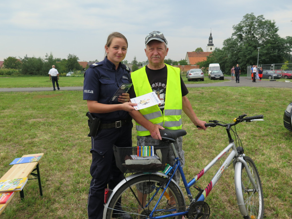 Policjanci rozmawiali o zagrożeniach z dziećmi i seniorami