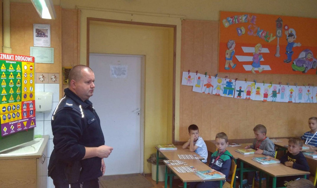 Policjanci spotykają się z uczniami, by droga do szkoły była bezpieczna