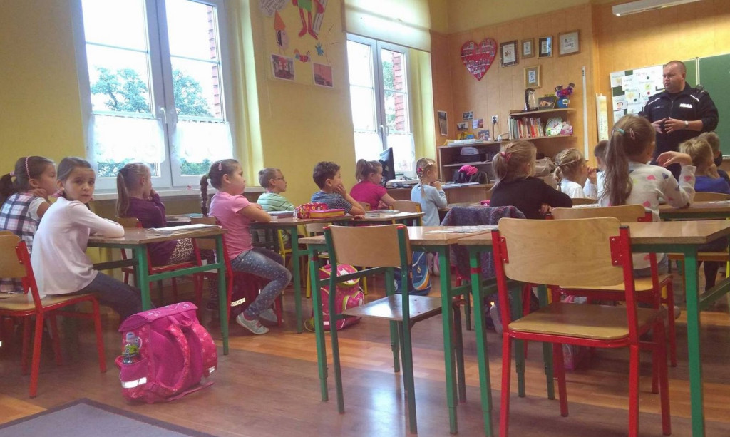 Policjanci spotykają się z uczniami, by droga do szkoły była bezpieczna