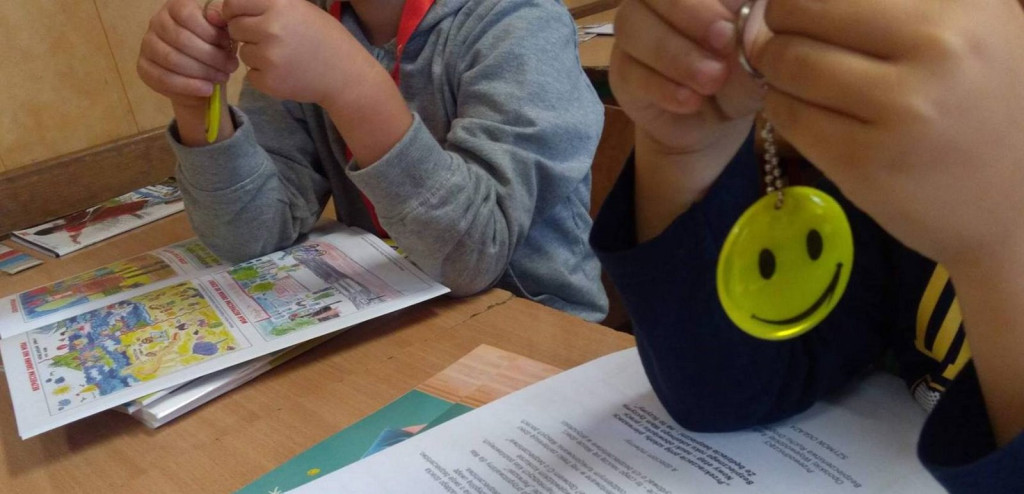 Policjanci spotykają się z uczniami, by droga do szkoły była bezpieczna