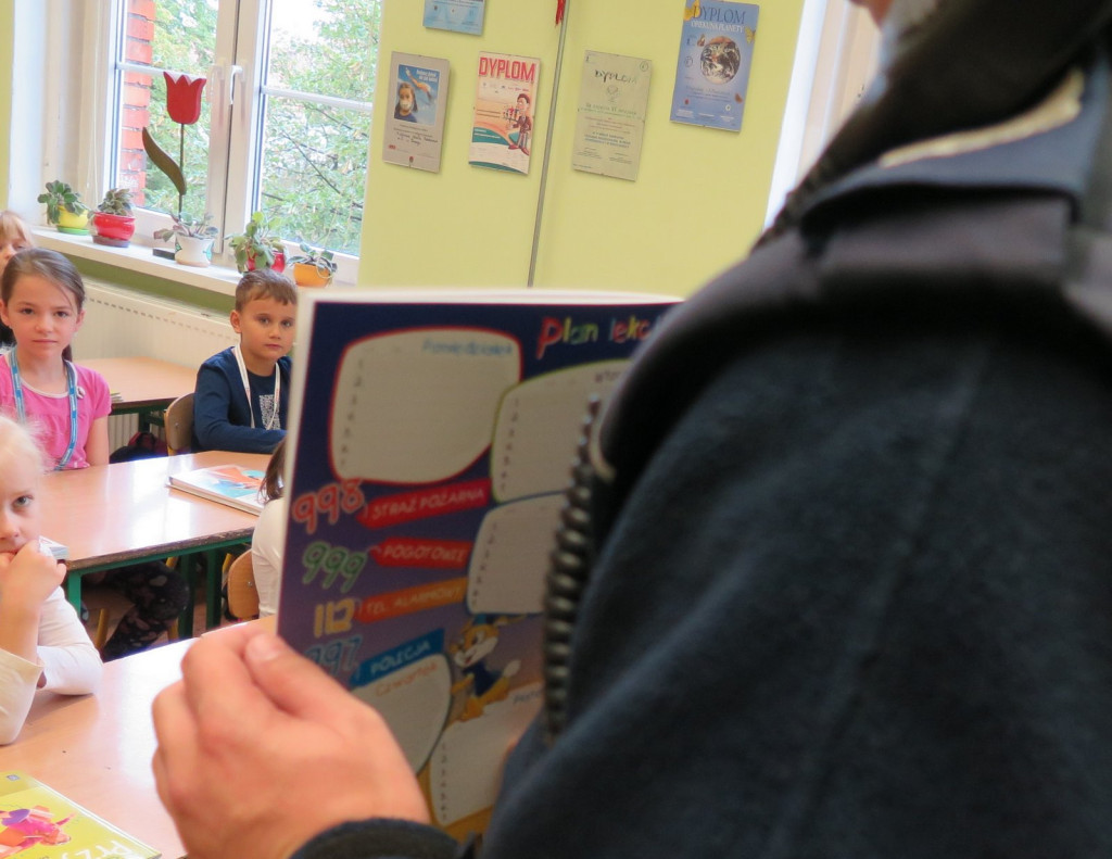 Policjanci spotykają się z uczniami, by droga do szkoły była bezpieczna