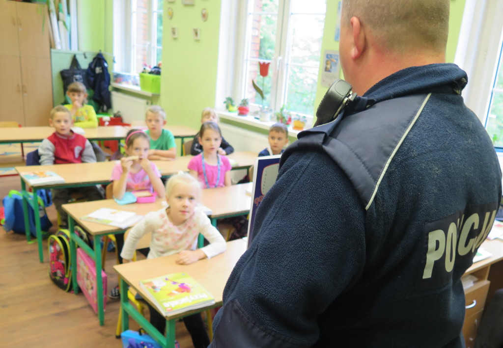 Policjanci spotykają się z uczniami, by droga do szkoły była bezpieczna