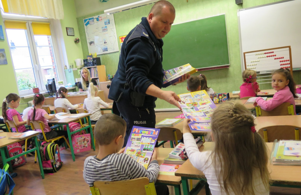 Policjanci spotykają się z uczniami, by droga do szkoły była bezpieczna