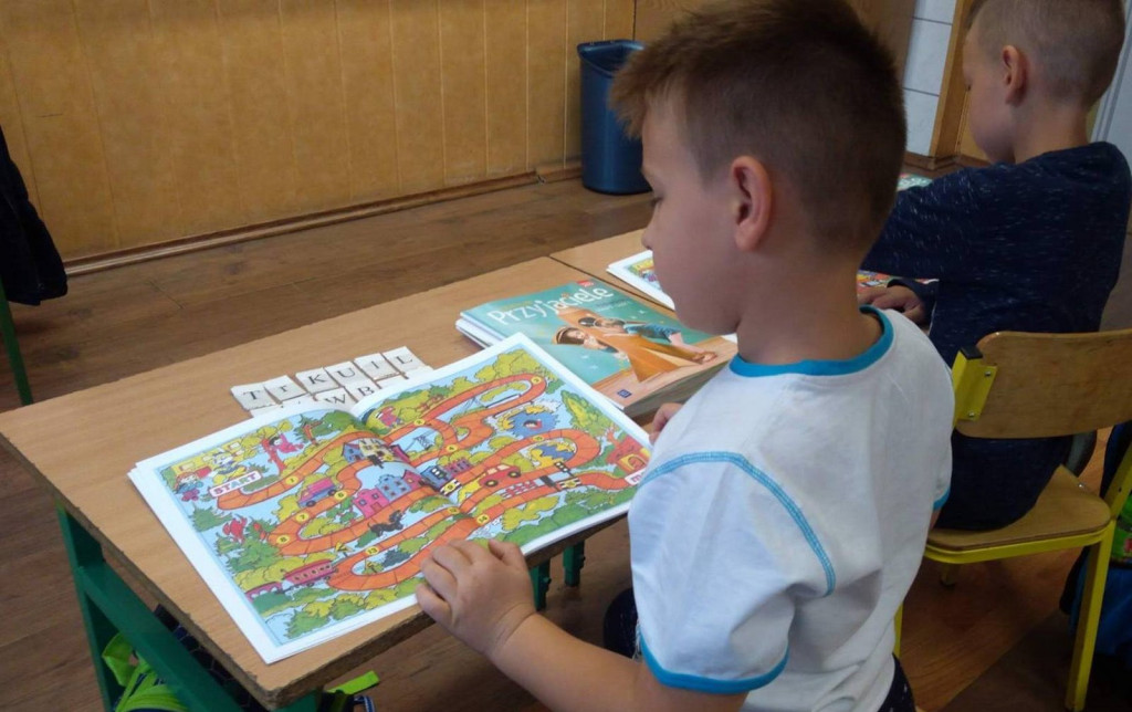 Policjanci spotykają się z uczniami, by droga do szkoły była bezpieczna