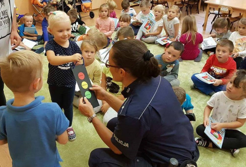 Policjanci spotykają się z uczniami, by droga do szkoły była bezpieczna