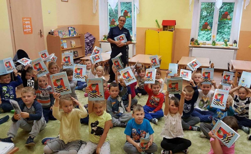 Policjanci spotykają się z uczniami, by droga do szkoły była bezpieczna