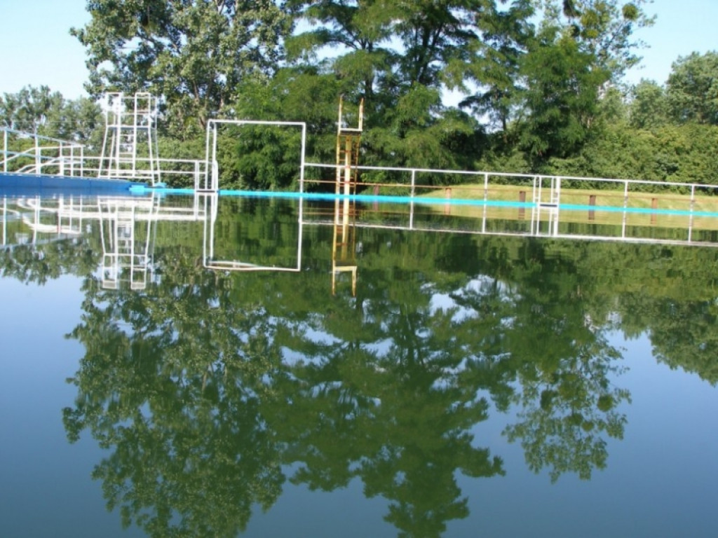 Kryty basen w Grodkowie. Władze miasta podejmują kroki do rekultywacji przestarzałego zbiornika