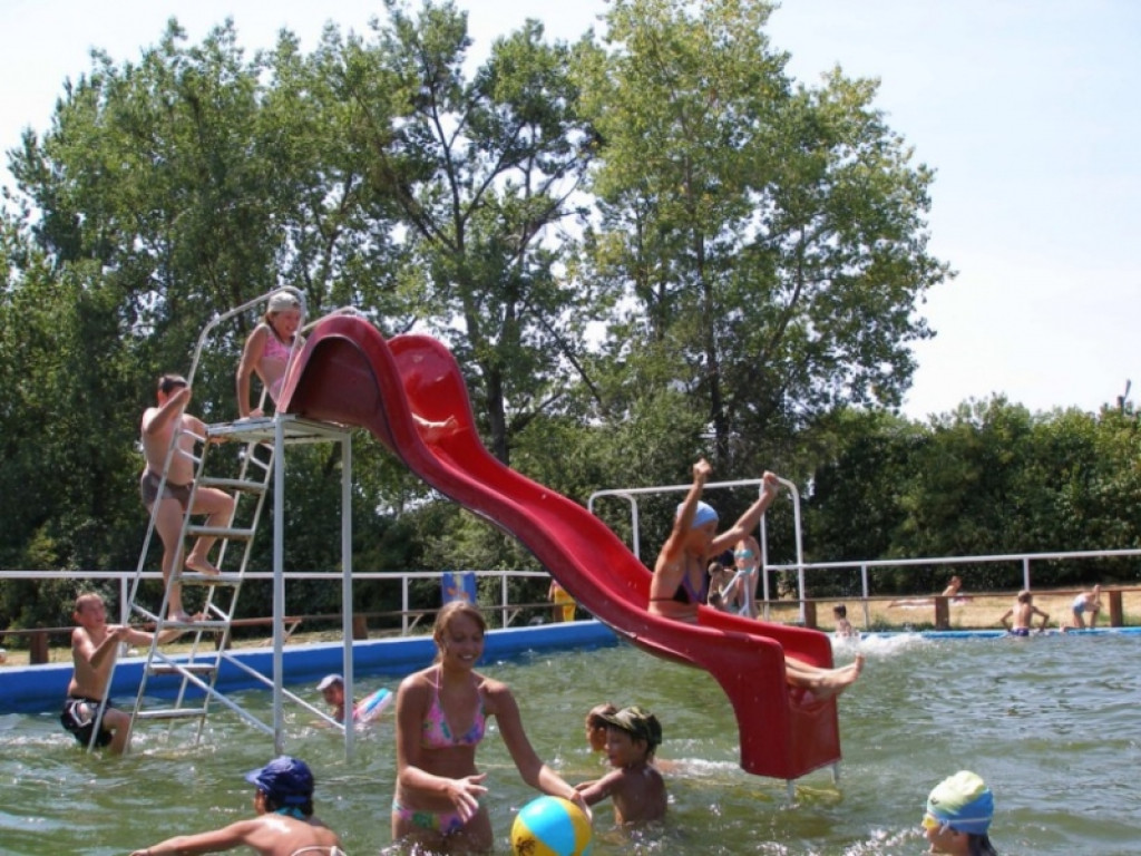 Kryty basen w Grodkowie. Władze miasta podejmują kroki do rekultywacji przestarzałego zbiornika