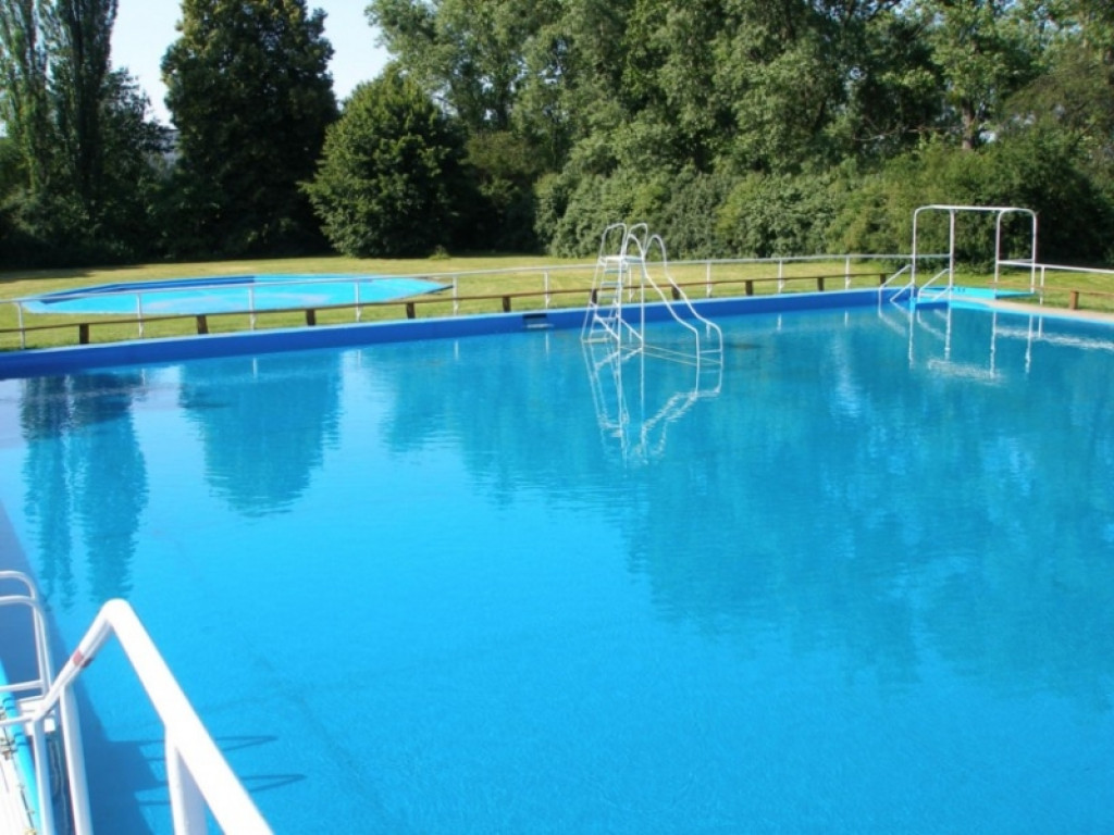 Kryty basen w Grodkowie. Władze miasta podejmują kroki do rekultywacji przestarzałego zbiornika