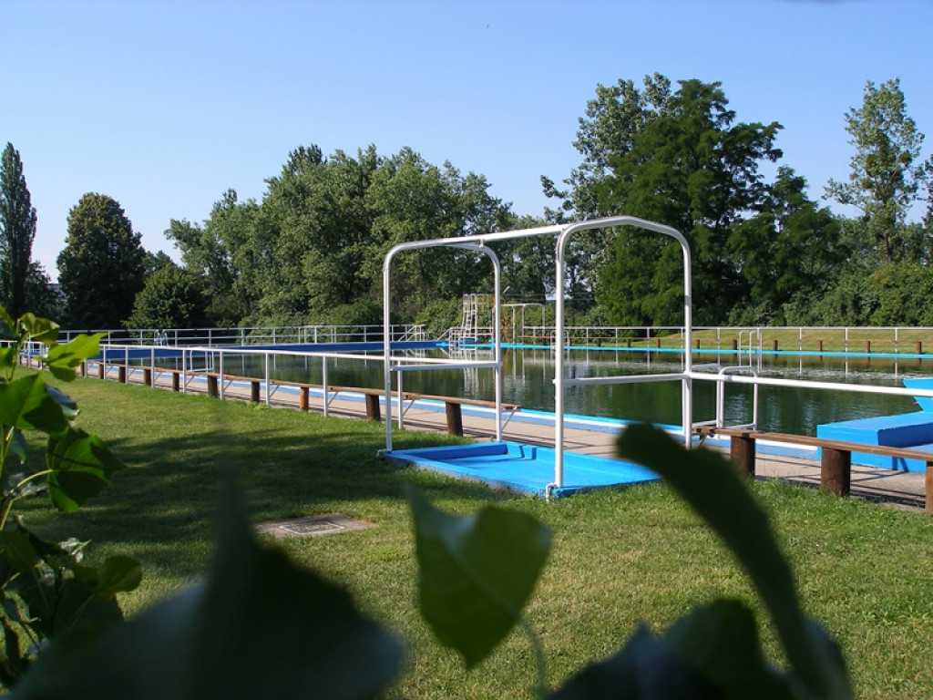 Kryty basen w Grodkowie. Władze miasta podejmują kroki do rekultywacji przestarzałego zbiornika