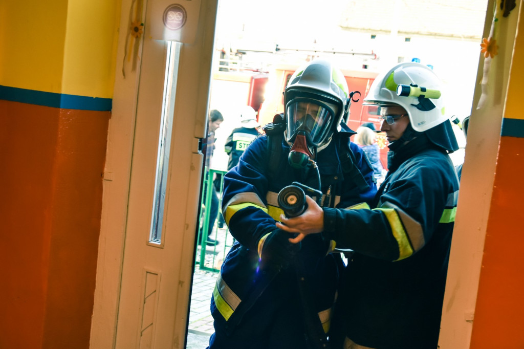 Pożar szkoły w Michałowie i czołowe zderzenie dwóch pojazdów [zdjęcia]