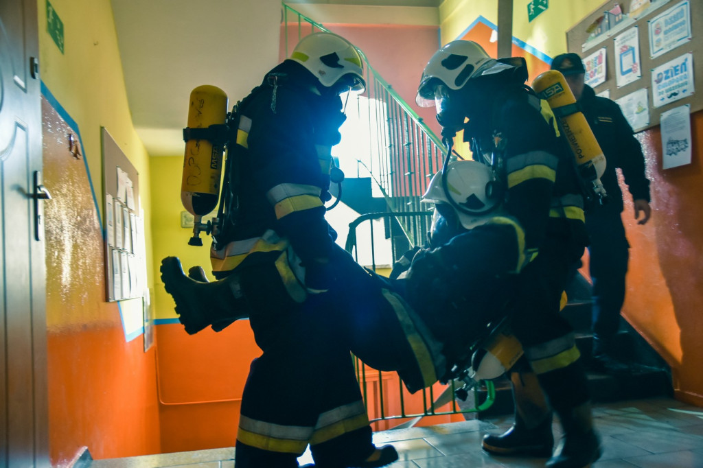 Pożar szkoły w Michałowie i czołowe zderzenie dwóch pojazdów [zdjęcia]