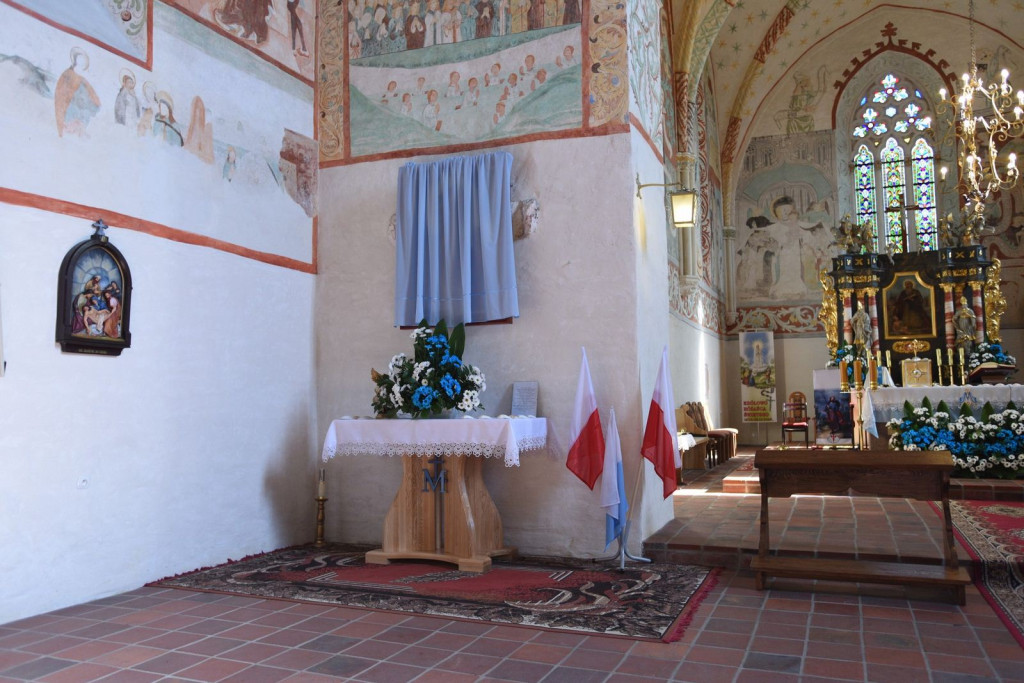 Uroczyste odsłonięcie ikony Matki Boskiej Częstochowskiej w Sanktuarium w Małujowicach