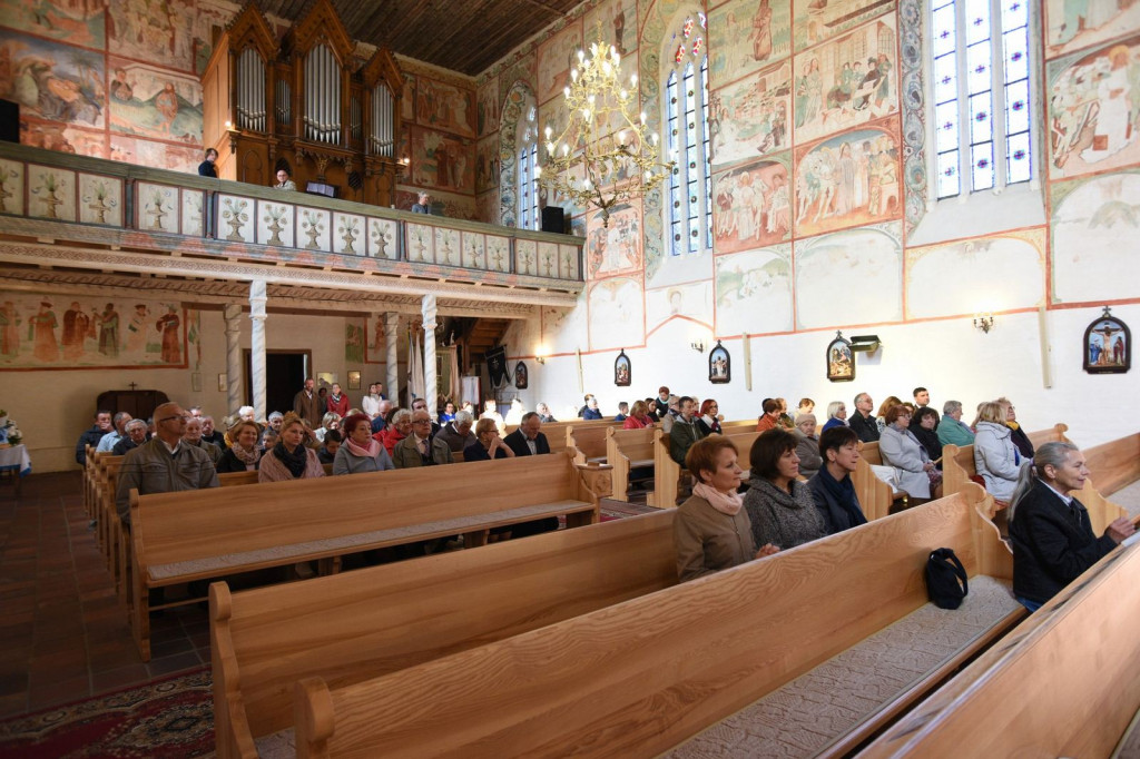 Uroczyste odsłonięcie ikony Matki Boskiej Częstochowskiej w Sanktuarium w Małujowicach