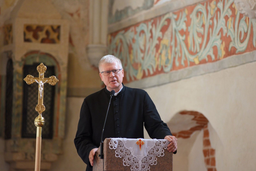 Uroczyste odsłonięcie ikony Matki Boskiej Częstochowskiej w Sanktuarium w Małujowicach