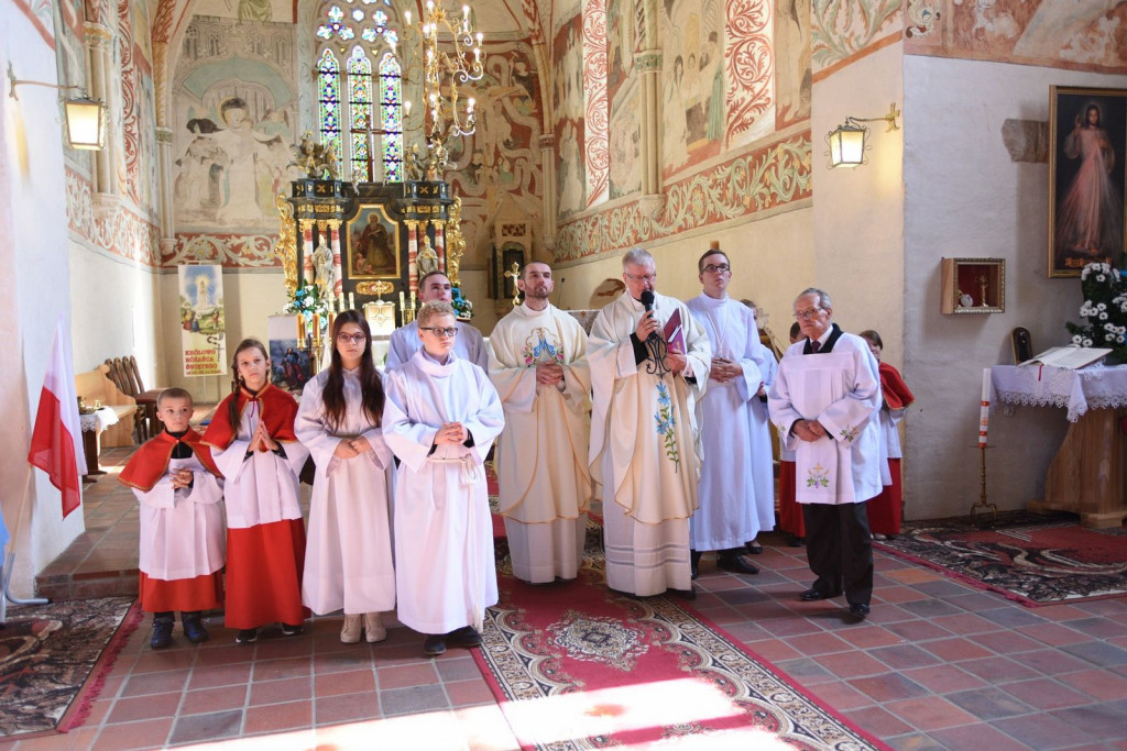 Uroczyste odsłonięcie ikony Matki Boskiej Częstochowskiej w Sanktuarium w Małujowicach
