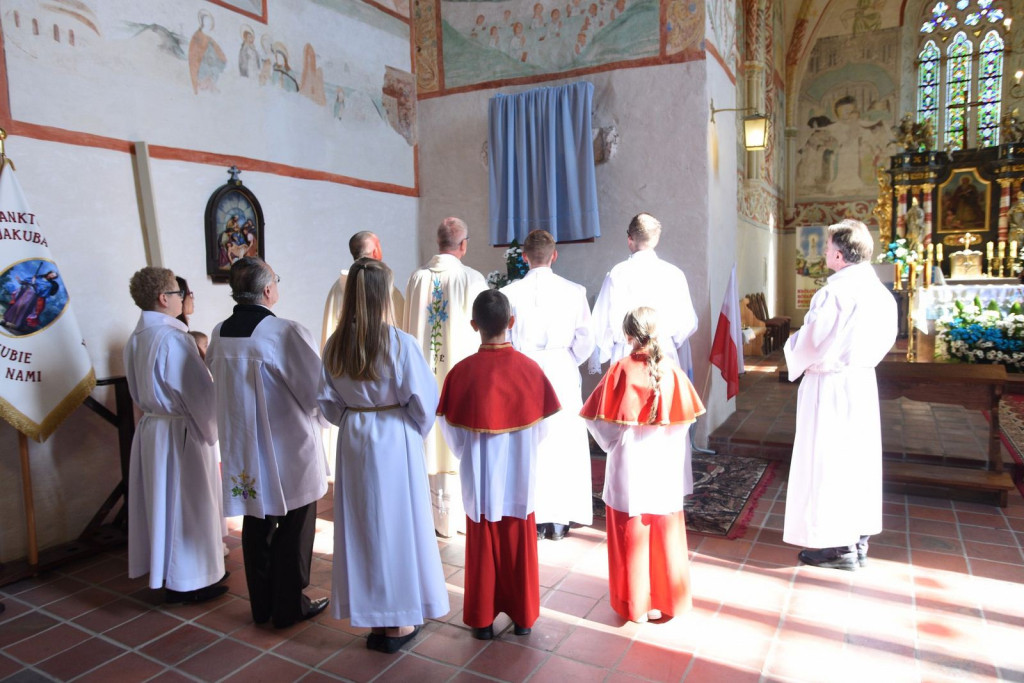 Uroczyste odsłonięcie ikony Matki Boskiej Częstochowskiej w Sanktuarium w Małujowicach