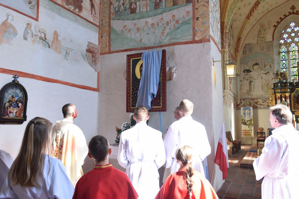 Uroczyste odsłonięcie ikony Matki Boskiej Częstochowskiej w Sanktuarium w Małujowicach