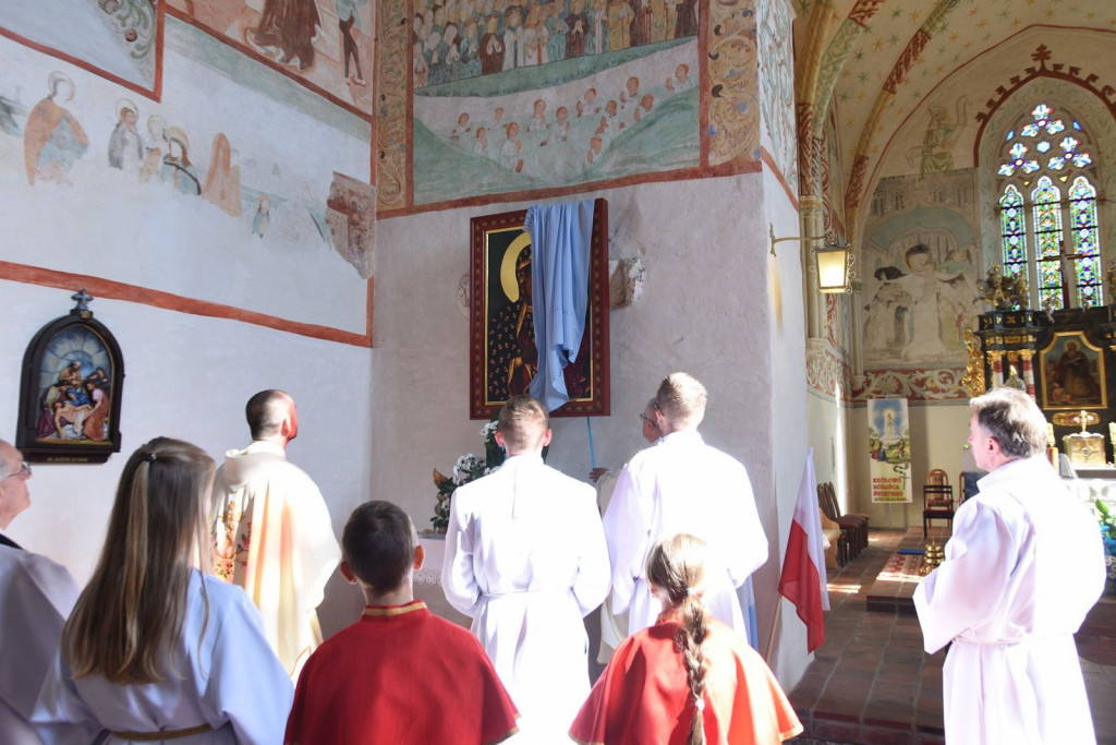 Uroczyste odsłonięcie ikony Matki Boskiej Częstochowskiej w Sanktuarium w Małujowicach