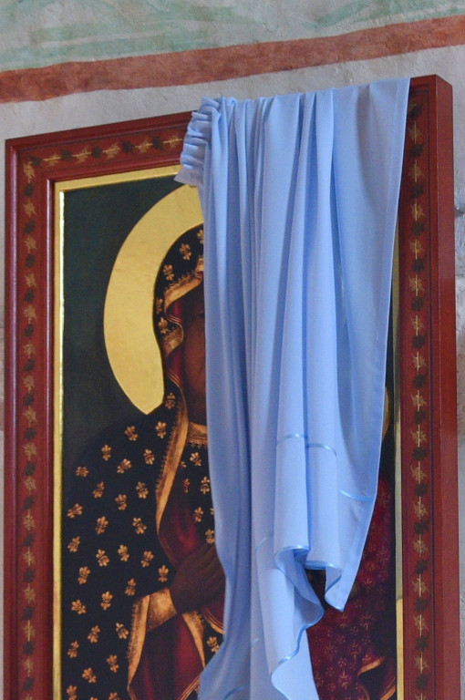 Uroczyste odsłonięcie ikony Matki Boskiej Częstochowskiej w Sanktuarium w Małujowicach