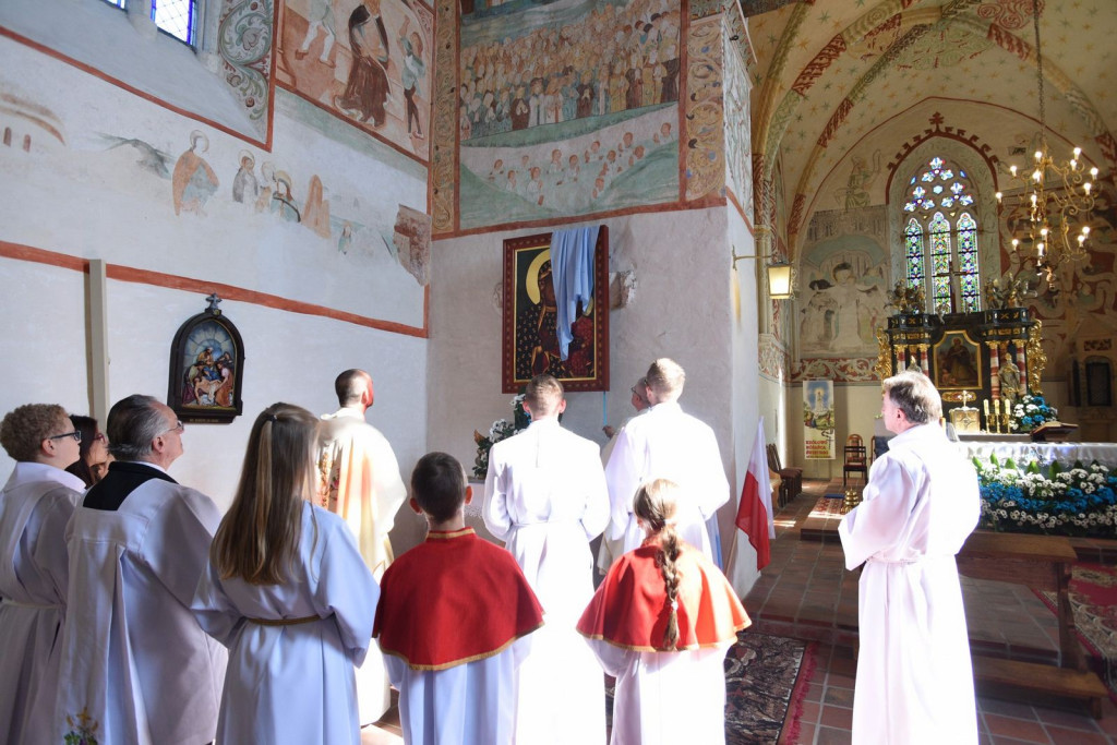 Uroczyste odsłonięcie ikony Matki Boskiej Częstochowskiej w Sanktuarium w Małujowicach