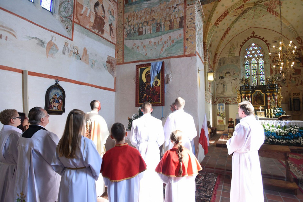 Uroczyste odsłonięcie ikony Matki Boskiej Częstochowskiej w Sanktuarium w Małujowicach