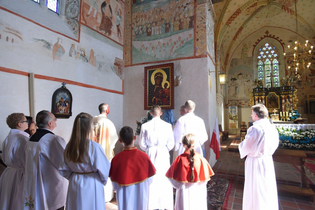 Uroczyste odsłonięcie ikony Matki Boskiej Częstochowskiej w Sanktuarium w Małujowicach