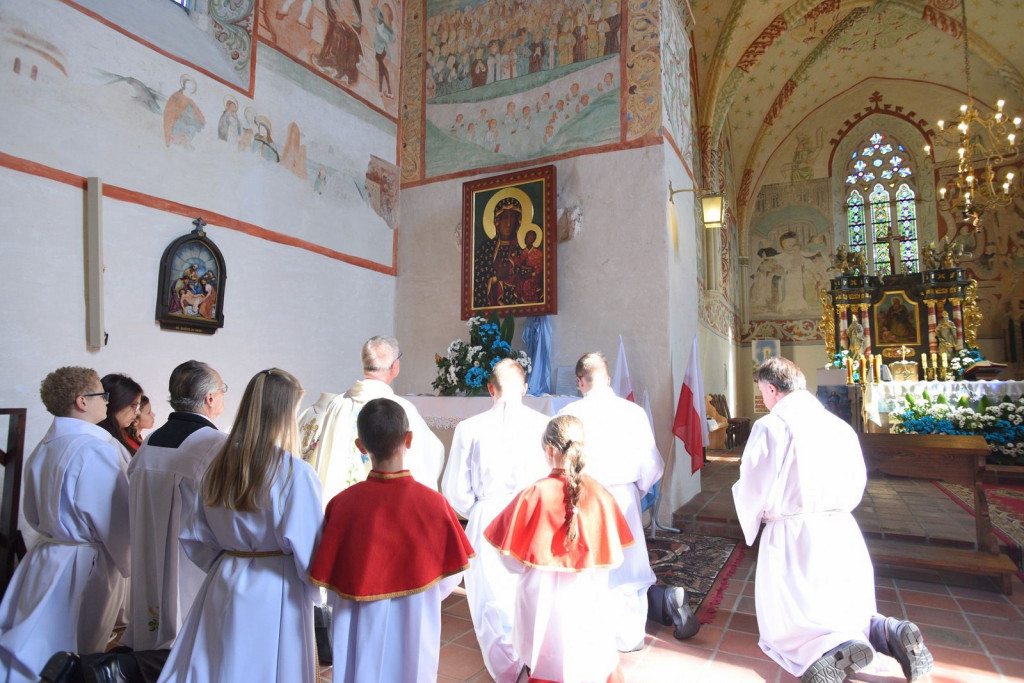 Uroczyste odsłonięcie ikony Matki Boskiej Częstochowskiej w Sanktuarium w Małujowicach