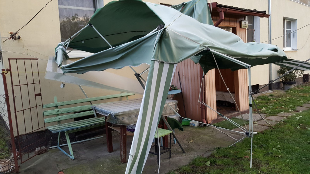 Połamane drzewa, zerwane dachy i brak prądu. Strażacy interweniowali w nocy 55 razy