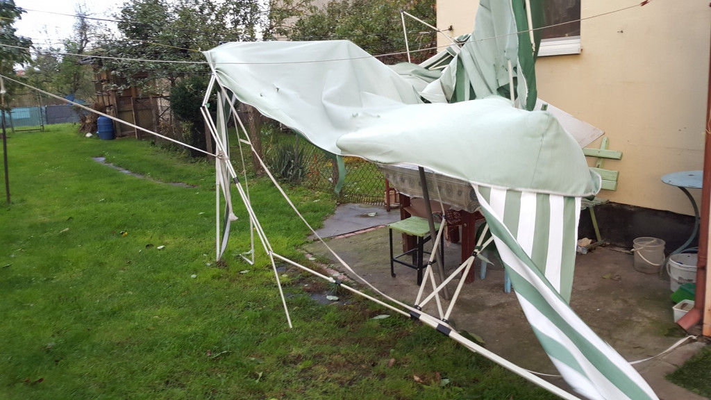 Połamane drzewa, zerwane dachy i brak prądu. Strażacy interweniowali w nocy 55 razy