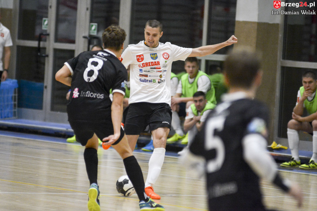 Festiwal niecelnych rzutów karnych i wygrana Gredaru z Malwee