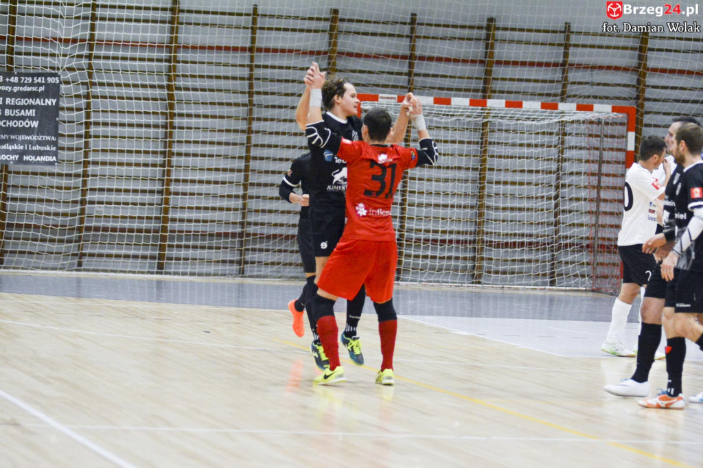 Festiwal niecelnych rzutów karnych i wygrana Gredaru z Malwee