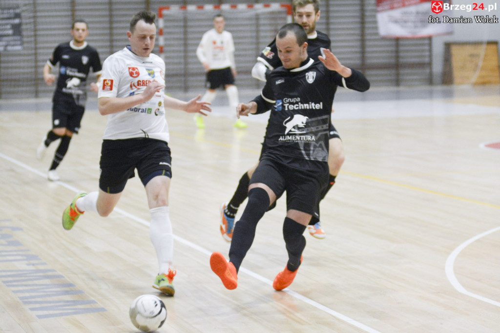 Festiwal niecelnych rzutów karnych i wygrana Gredaru z Malwee