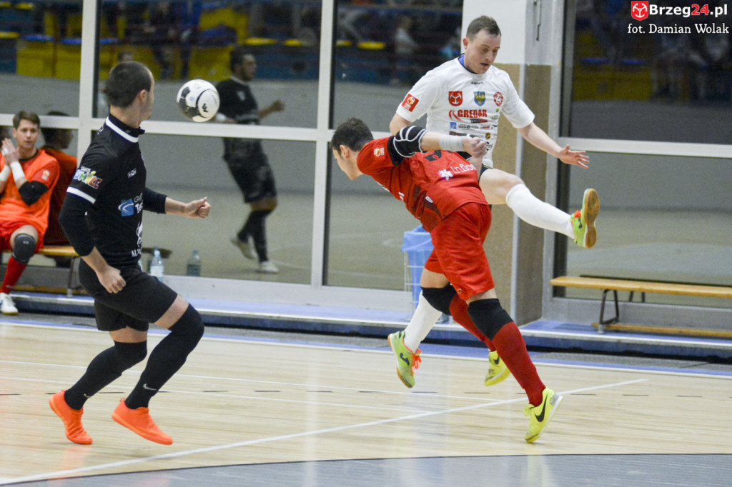 Festiwal niecelnych rzutów karnych i wygrana Gredaru z Malwee