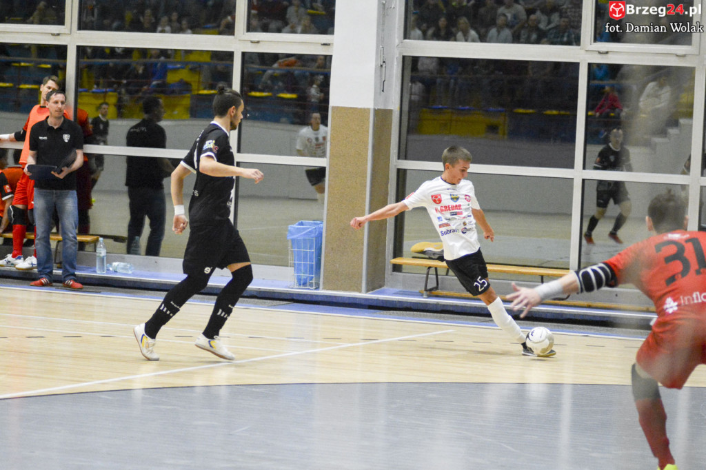 Festiwal niecelnych rzutów karnych i wygrana Gredaru z Malwee