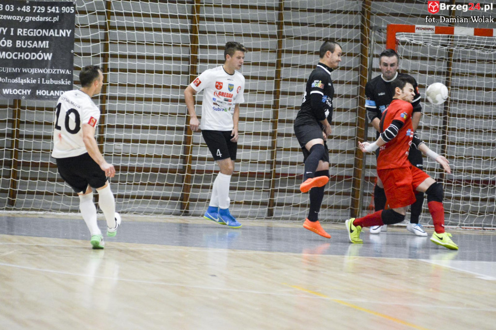 Festiwal niecelnych rzutów karnych i wygrana Gredaru z Malwee