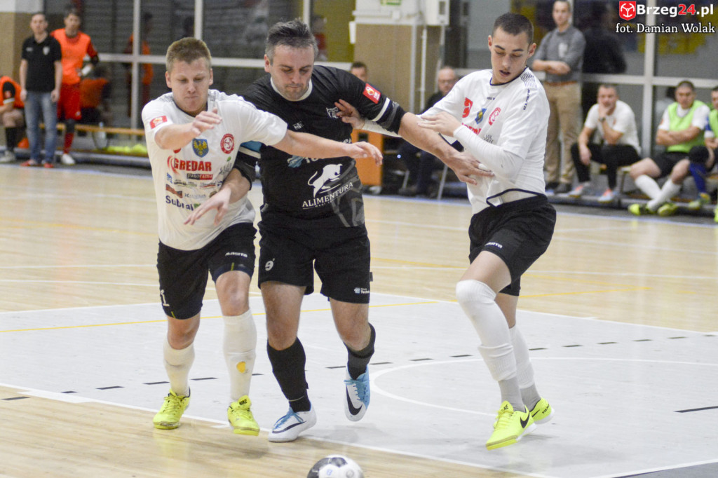 Festiwal niecelnych rzutów karnych i wygrana Gredaru z Malwee