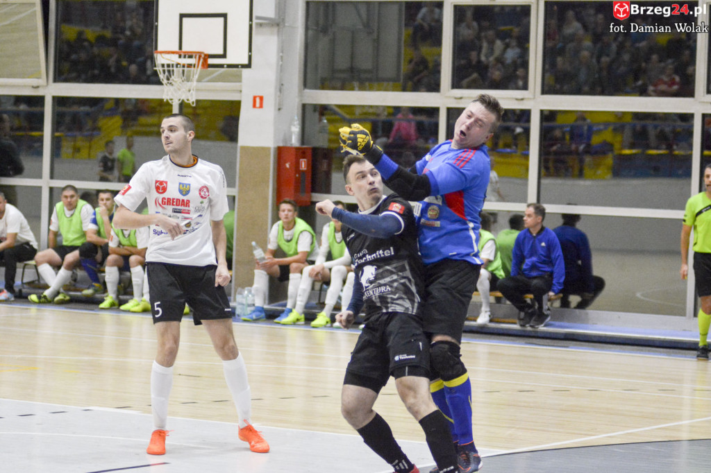 Festiwal niecelnych rzutów karnych i wygrana Gredaru z Malwee