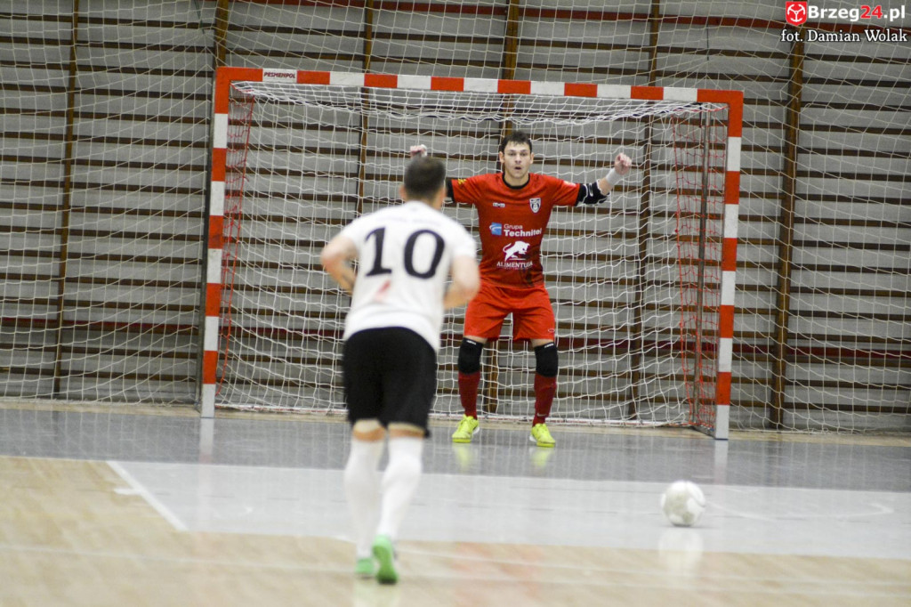 Festiwal niecelnych rzutów karnych i wygrana Gredaru z Malwee