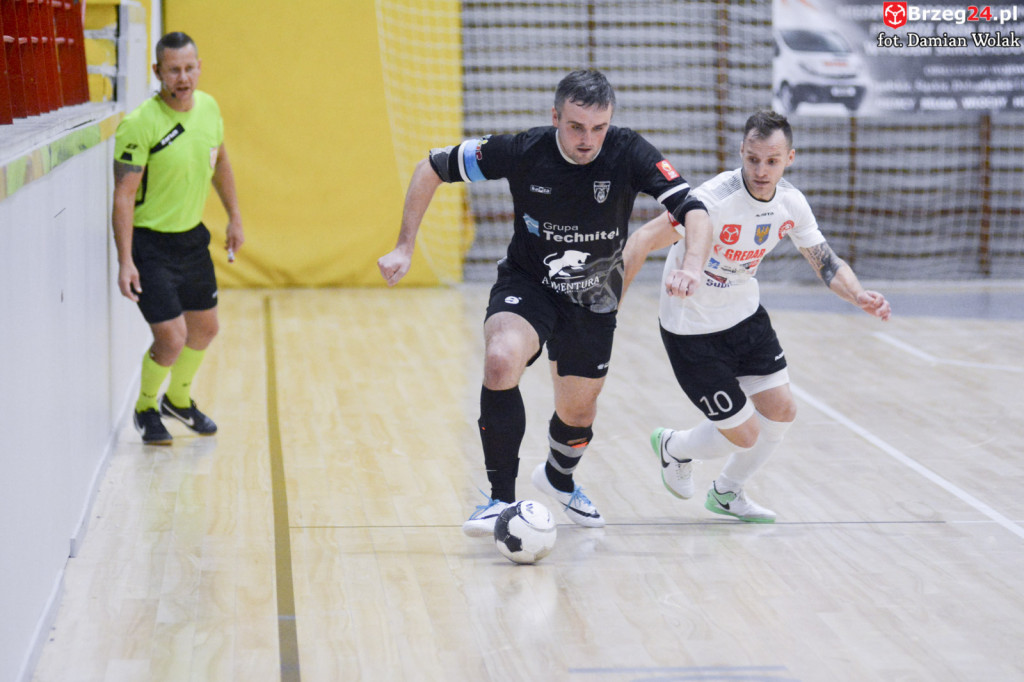 Festiwal niecelnych rzutów karnych i wygrana Gredaru z Malwee