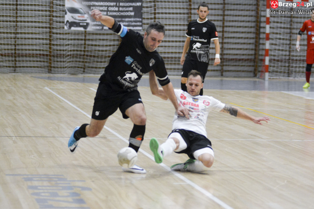 Festiwal niecelnych rzutów karnych i wygrana Gredaru z Malwee