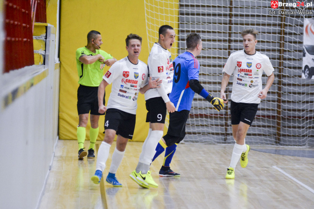 Festiwal niecelnych rzutów karnych i wygrana Gredaru z Malwee