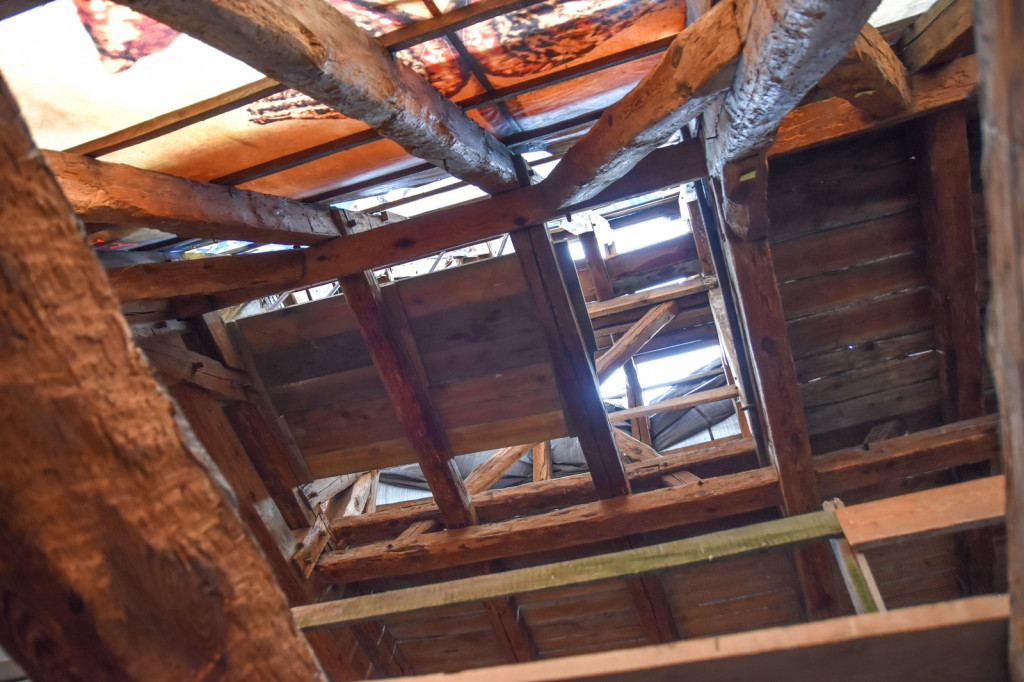 Orkan uszkodził zabezpieczenie dachu ratusza. Namokły stropy i posadzka [zdjęcia]