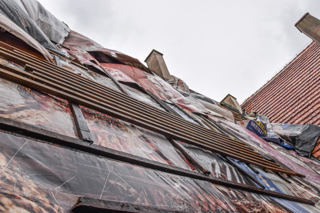 Orkan uszkodził zabezpieczenie dachu ratusza. Namokły stropy i posadzka [zdjęcia]