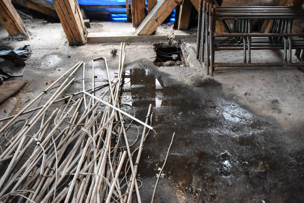 Orkan uszkodził zabezpieczenie dachu ratusza. Namokły stropy i posadzka [zdjęcia]