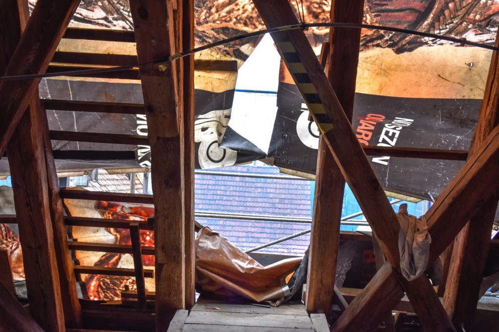 Orkan uszkodził zabezpieczenie dachu ratusza. Namokły stropy i posadzka [zdjęcia]