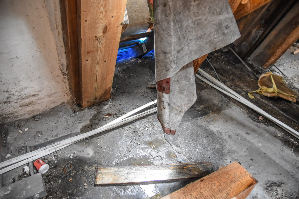 Orkan uszkodził zabezpieczenie dachu ratusza. Namokły stropy i posadzka [zdjęcia]