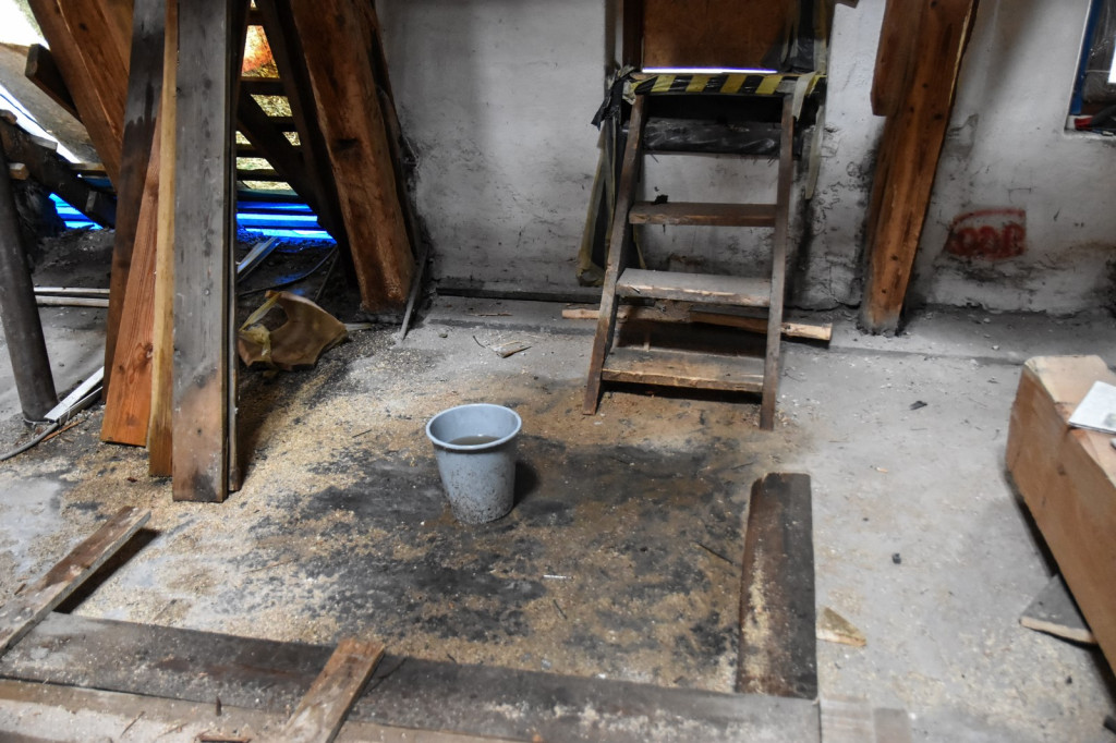 Orkan uszkodził zabezpieczenie dachu ratusza. Namokły stropy i posadzka [zdjęcia]